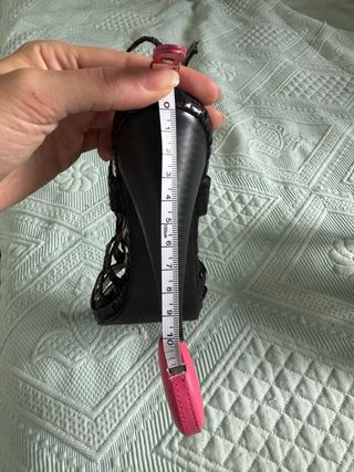 Zapatos de tacón negros abiertos