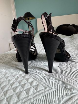 Zapatos de tacón negros abiertos
