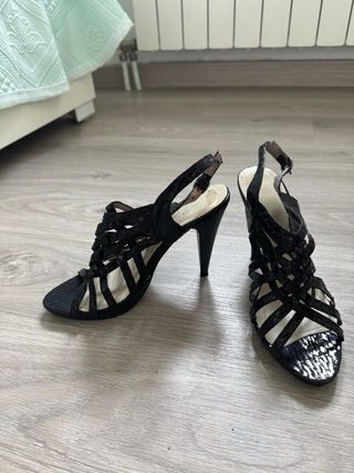 Zapatos de tacón negros abiertos