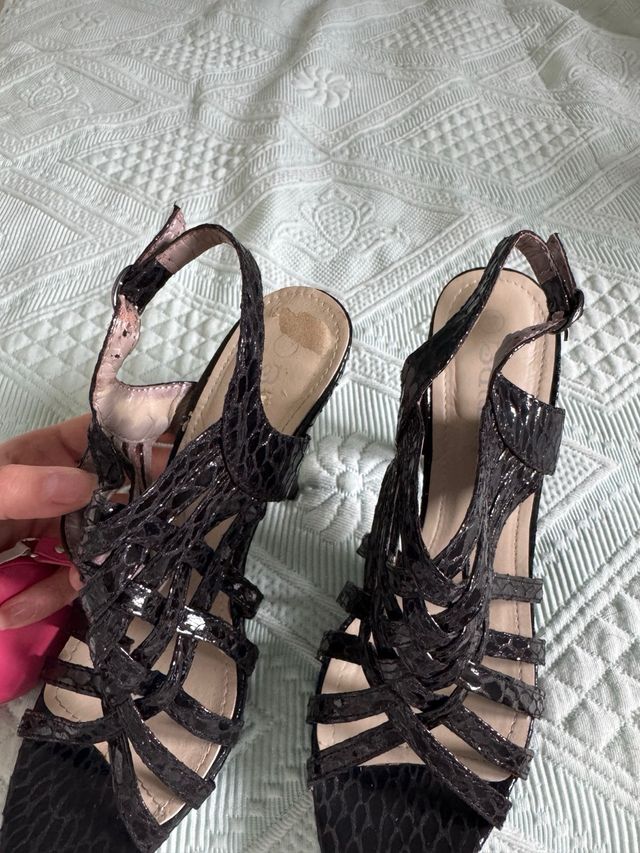 Zapatos de tacón negros abiertos