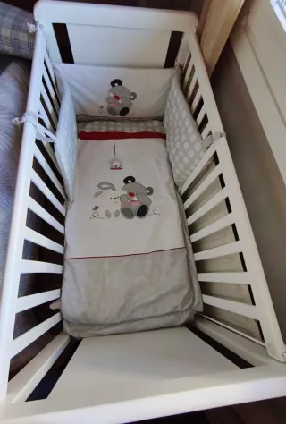Cuna bebé con chichonera, edredón y colchón