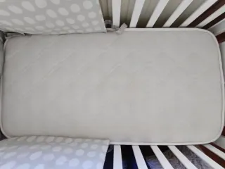 Cuna bebé con chichonera, edredón y colchón