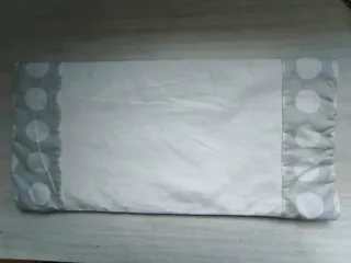 Cuna bebé con chichonera, edredón y colchón