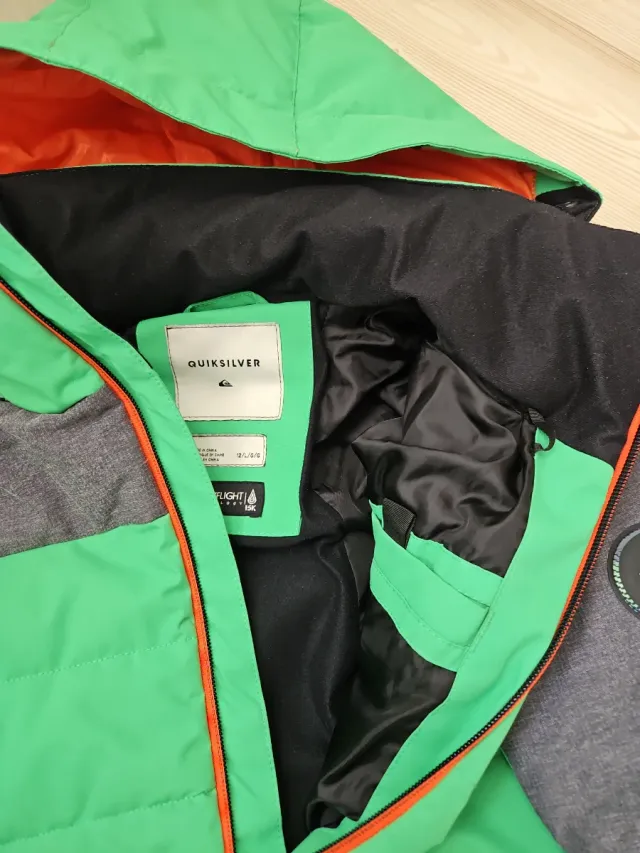 Abrigo Quiksilver verde y gris