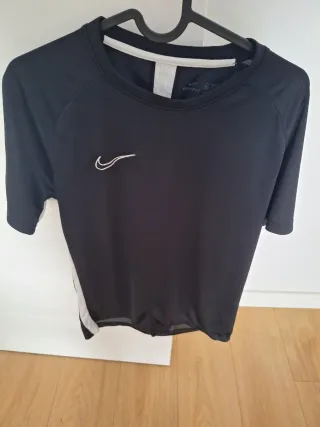 Camiseta deportiva Nike negra