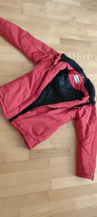 Chaqueta acolchada roja y negra