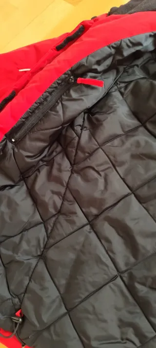 Chaqueta acolchada roja y negra