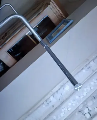 Perchero de metal plateado