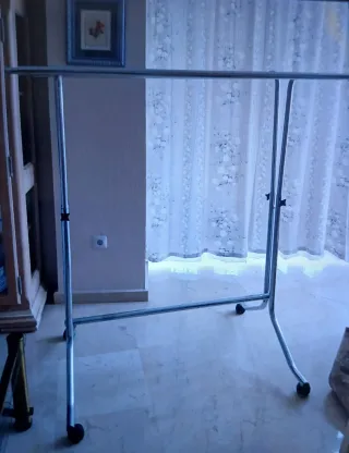 Perchero de metal plateado