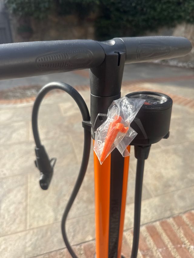 Hinchador de ruedas naranja