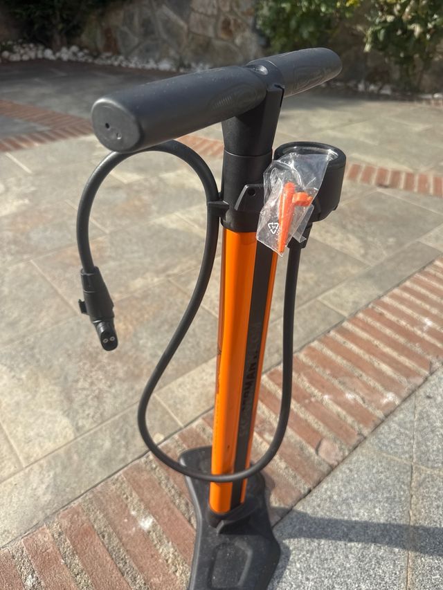 Hinchador de ruedas naranja