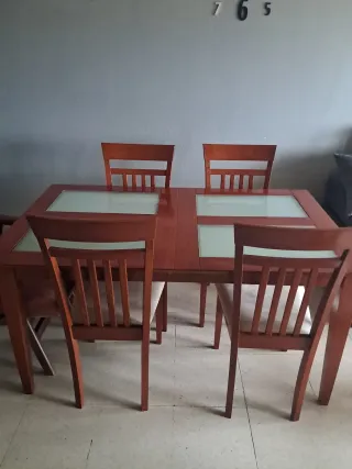 Mesa de comedor con 4 sillas