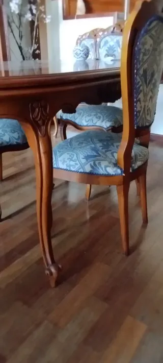 Mesa de comedor y 6 sillas tapizadas