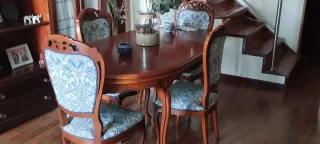 Mesa de comedor y 6 sillas tapizadas