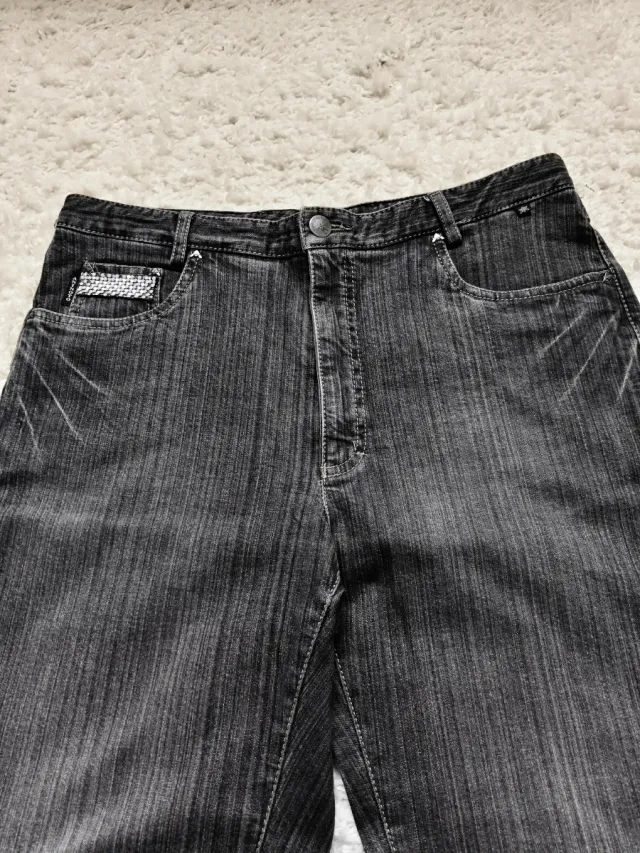 Pantalón vaquero gris oscuro