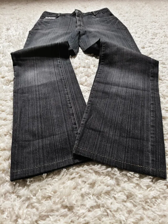 Pantalón vaquero gris oscuro