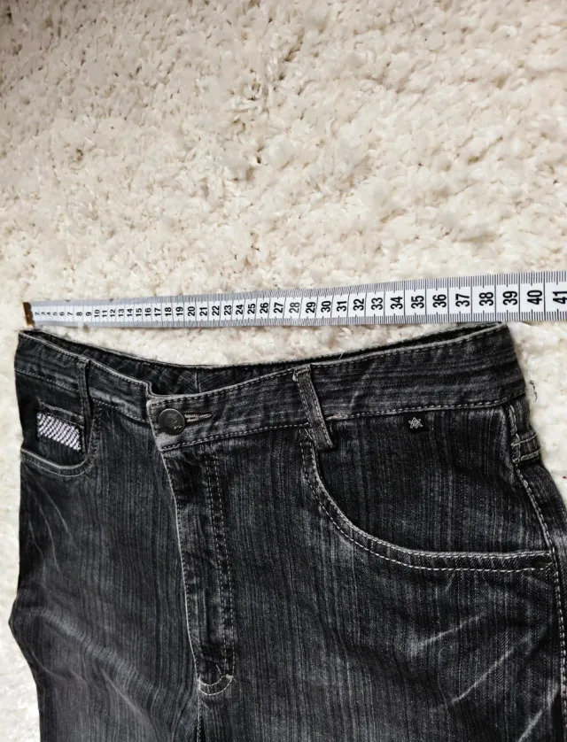 Pantalón vaquero gris oscuro