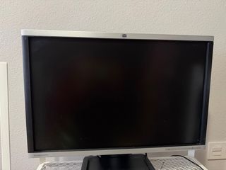 Dell acompañado de monitor hp ratón y teclado