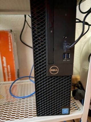 Dell acompañado de monitor hp ratón y teclado