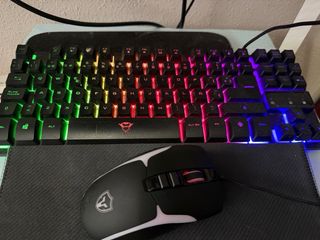 Dell acompañado de monitor hp ratón y teclado