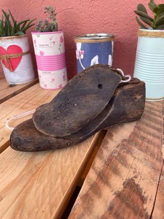 Antigua horma de zapatero de madera