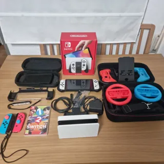 Nintendo Switch OLED con accessori e controller extra