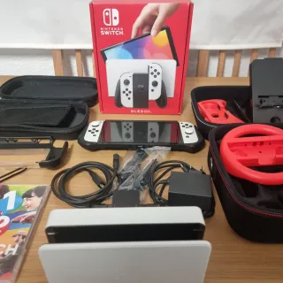 Nintendo Switch OLED con accessori e controller extra