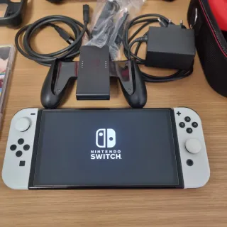 Nintendo Switch OLED con accessori e controller extra