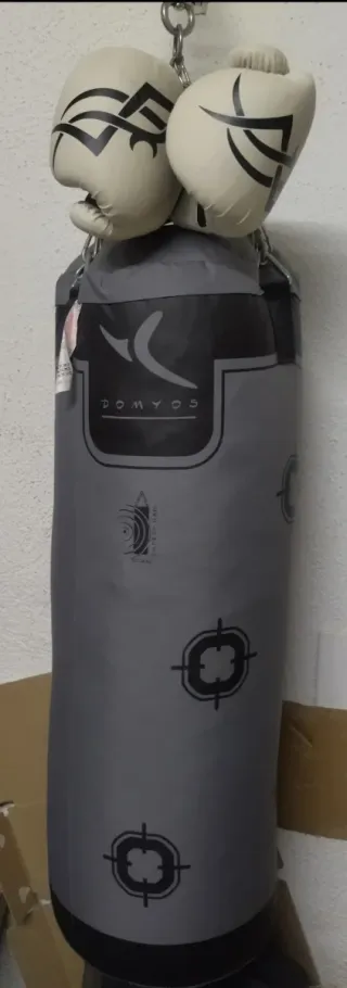Saco de boxeo y guantes