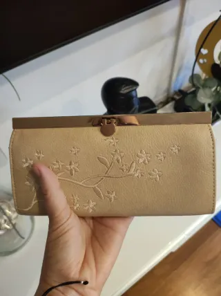 Elegante cartera bordada beige y dorada