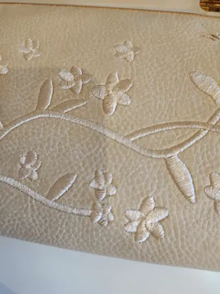 Elegante cartera bordada beige y dorada