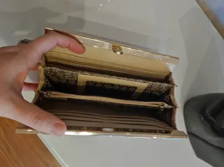 Elegante cartera bordada beige y dorada