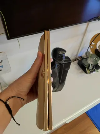 Elegante cartera bordada beige y dorada