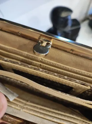 Elegante cartera bordada beige y dorada