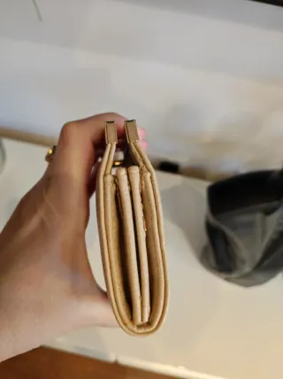 Elegante cartera bordada beige y dorada