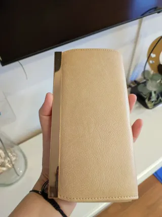 Elegante cartera bordada beige y dorada