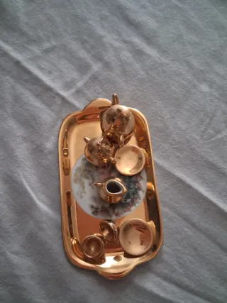 Set da tè in miniatura dorato