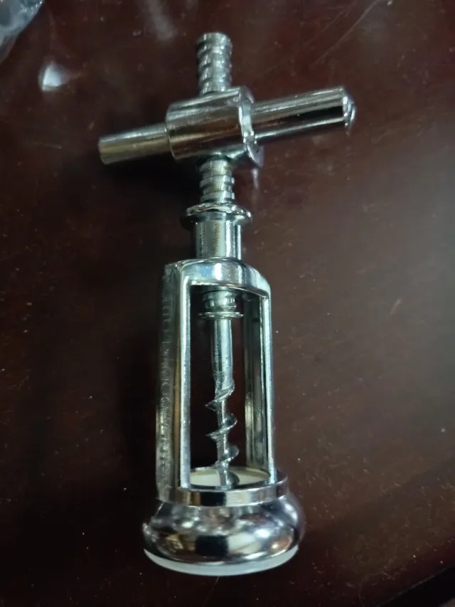 Apriscatole in metallo argentato