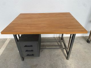 Tavolo in legno massello di faggio e metallo