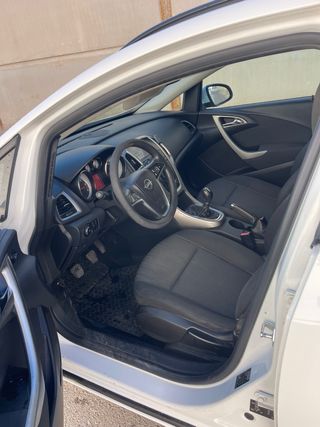 Opel Astra Sport Tourer 2012