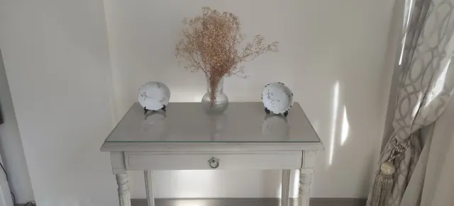 Consola de madera elegante con tapa de cristal