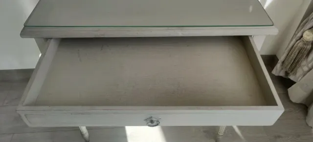 Consola de madera elegante con tapa de cristal