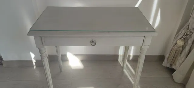 Consola de madera elegante con tapa de cristal