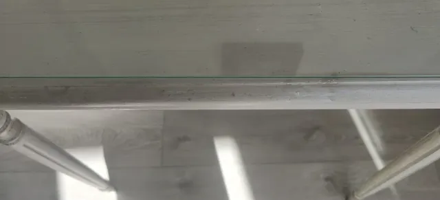 Consola de madera elegante con tapa de cristal