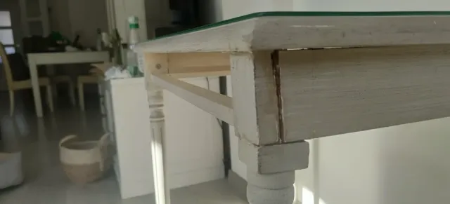 Consola de madera elegante con tapa de cristal