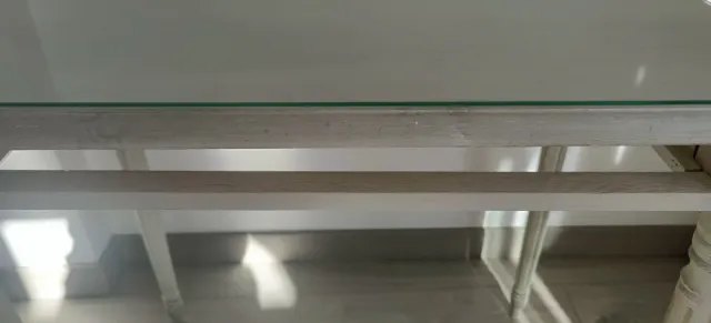 Consola de madera elegante con tapa de cristal