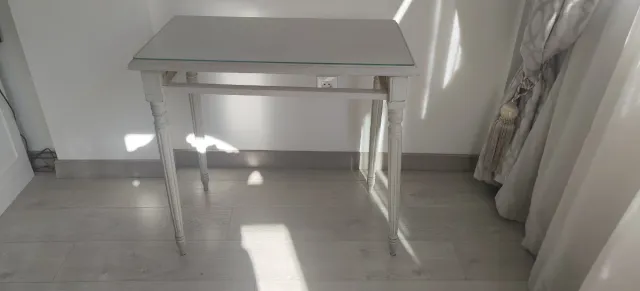 Consola de madera elegante con tapa de cristal