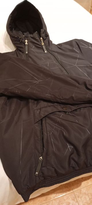 Anorak Adidas Negro con rayas finas en tono gris