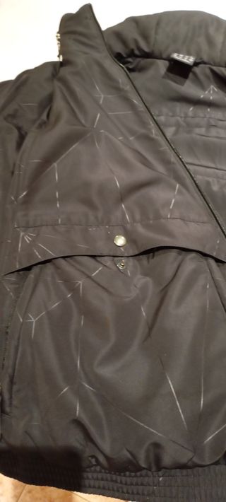 Anorak Adidas Negro con rayas finas en tono gris