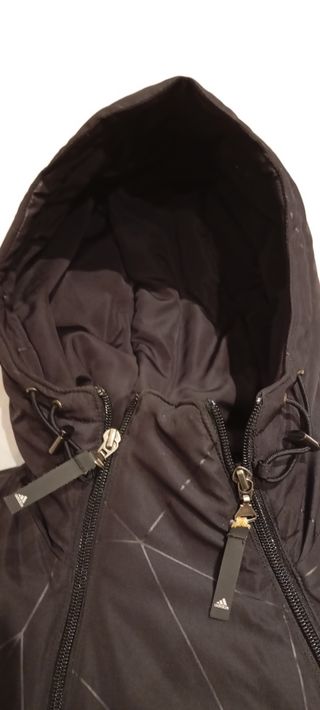 Anorak Adidas Negro con rayas finas en tono gris